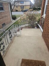7560 W Touhy Ave, Unit 2nd Floor in Chicago, IL - Foto de edificio - Building Photo