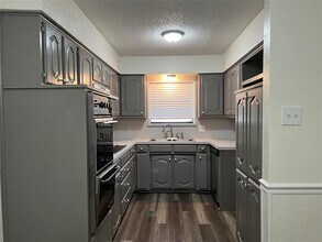 1610 Ridge Ct in Midlothian, TX - Foto de edificio - Building Photo