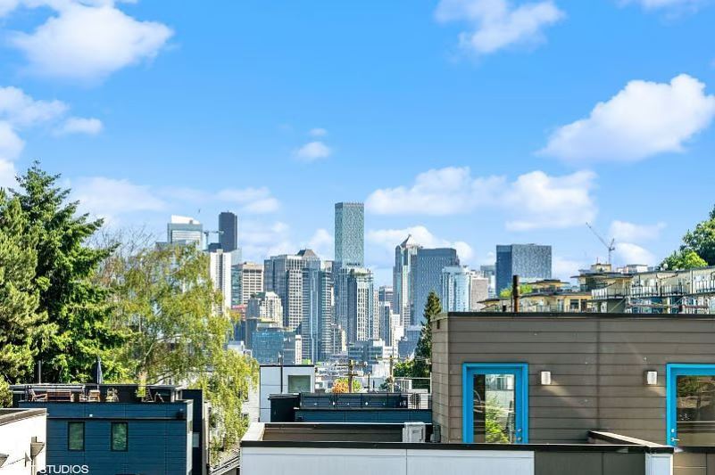 2404E Dexter Ave N in Seattle, WA - Foto de edificio