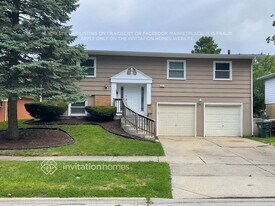 825 W Manor Ct in Glenwood, IL - Building Photo