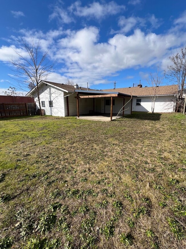 739 NE 7th St in Grants Pass, OR - Building Photo - Building Photo