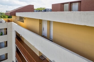 8870 Fontainebleau Blvd in Miami, FL - Building Photo - Building Photo