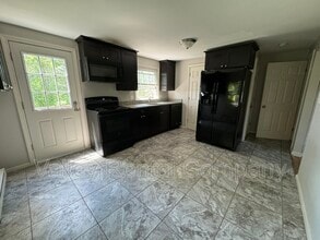 87 S Silver Ln in Sunderland, MA - Building Photo - Building Photo