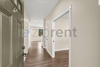 7413 NE 200th St in Kenmore, WA - Building Photo - Building Photo