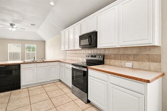 633 Horn St in Crowley, TX - Building Photo - Building Photo