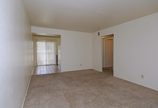 Courtyard Cottages[OLD] in Sacramento, CA - Building Photo - Interior Photo