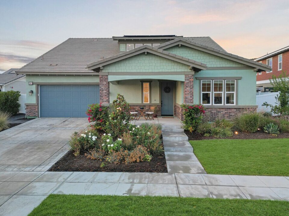 263 Wisteria St in Fillmore, CA - Building Photo