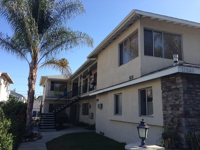 Sylvan Apartment in North Hollywood, CA - Building Photo