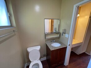 1941 Wilcox Ave, Unit 12 in Los Angeles, CA - Building Photo - Building Photo