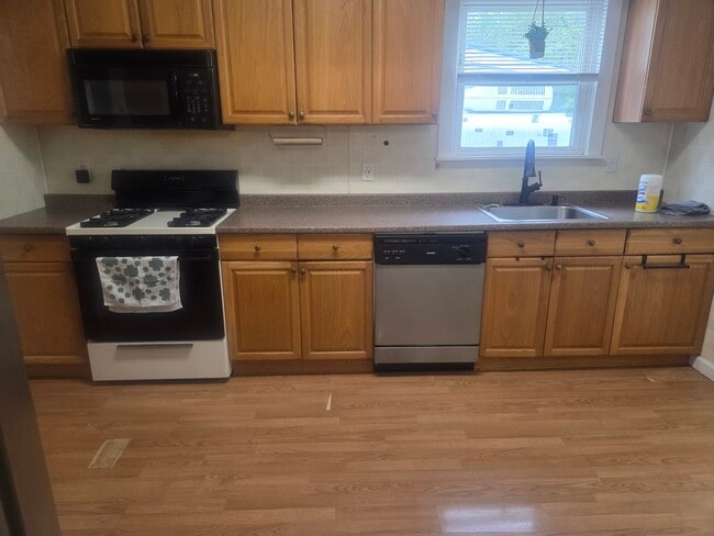 124 Oak St, Unit 1st floor in Amityville, NY - Building Photo - Building Photo