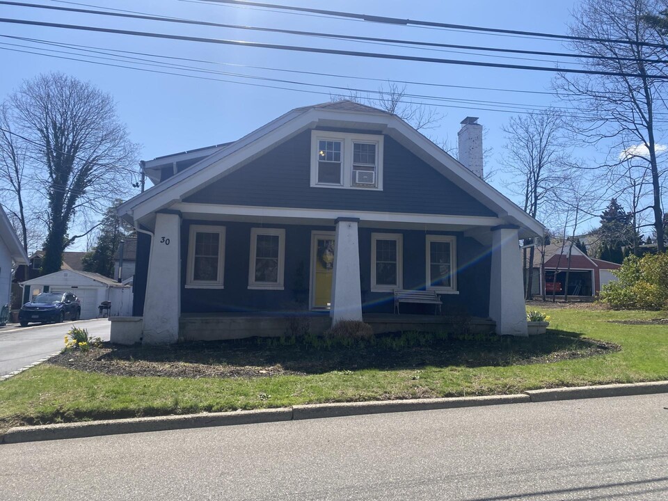30 Sterling Ct in Huntington, NY - Foto de edificio