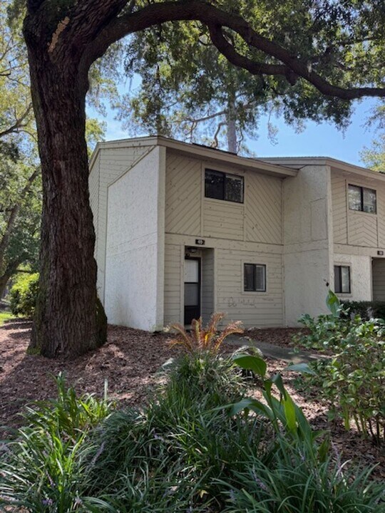 96 Mathews Dr in Hilton Head Island, SC - Building Photo