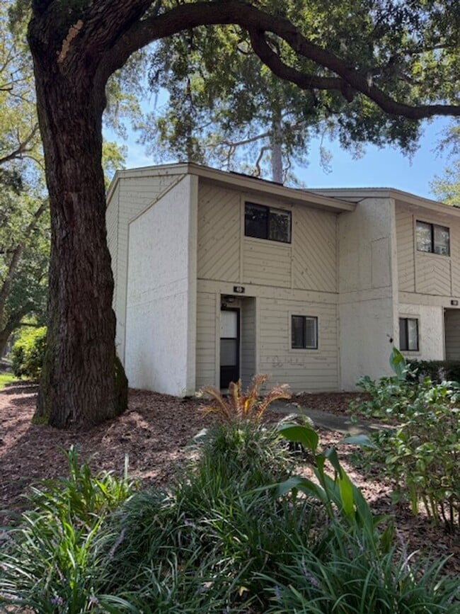 96 Mathews Dr in Hilton Head Island, SC - Building Photo - Building Photo