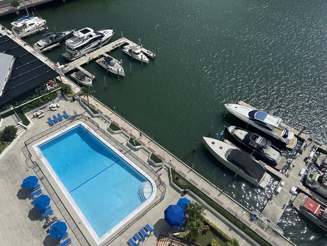 905 Brickell Bay Dr, Unit 1730 in Miami, FL - Foto de edificio - Building Photo