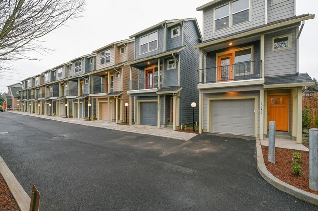 13186 NE Glisan St in Portland, OR - Building Photo - Building Photo