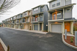 13198 NE Glisan St in Portland, OR - Building Photo - Building Photo