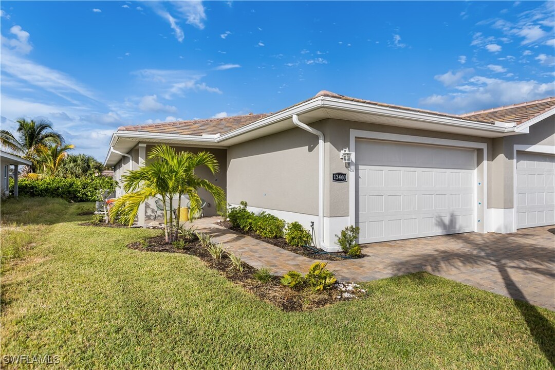 13460 Causeway Palms Cove in Ft. Myers, FL - Foto de edificio