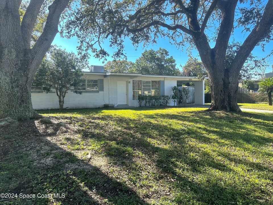 1205 Purdue Way in Cocoa, FL - Foto de edificio