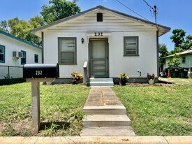 232 Camacho St in San Marcos, TX - Building Photo