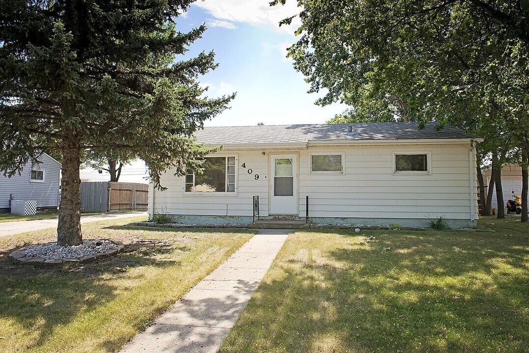 409 24th Ave NW in Minot, ND - Building Photo