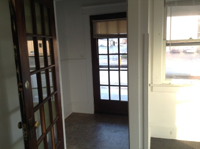 311 W Washington Ave-Unit -Lower in Jackson, MI - Foto de edificio - Building Photo