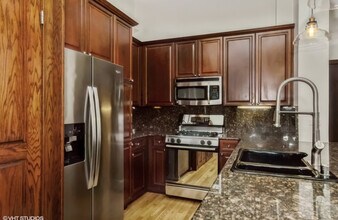 333 W Hubbard St, Unit 1002 in Chicago, IL - Building Photo - Building Photo