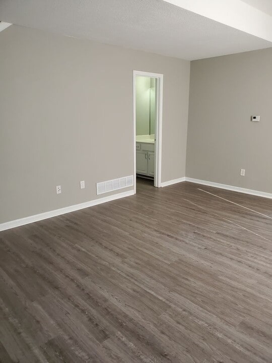 405 SE Brandon Ct in Oak Grove, MO - Building Photo
