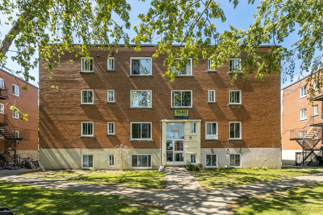 1520-1540 Décarie Rue in Montréal, QC - Building Photo