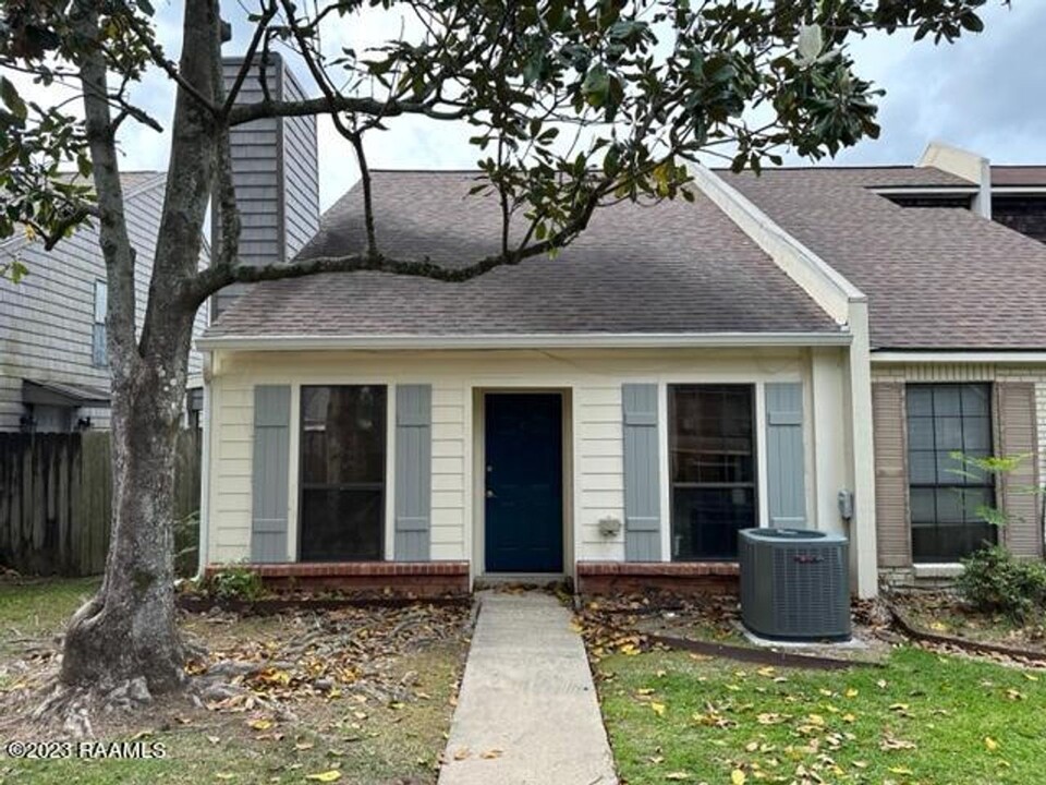 202 Long Plantation Blvd in Lafayette, LA - Building Photo