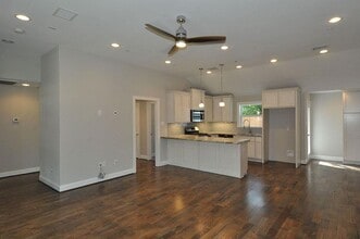 2107 Hewitt Dr in Houston, TX - Foto de edificio - Building Photo