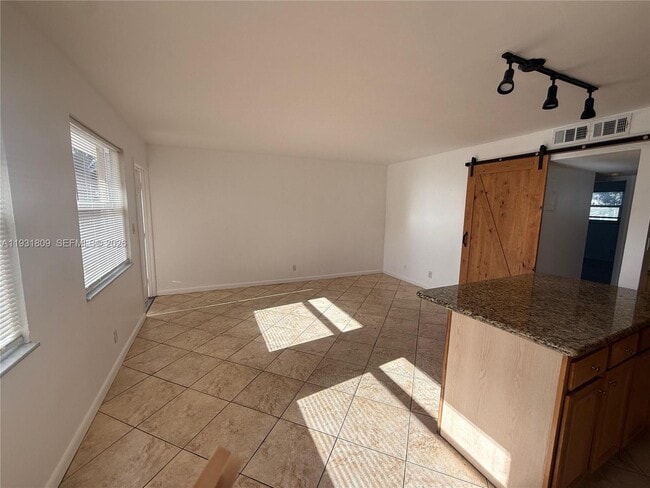 4051 NE 13th Ave, Unit 543 in Oakland Park, FL - Building Photo - Building Photo