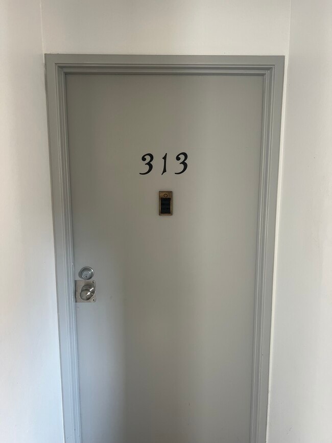 501 Palisades Dr, Unit 313 in Pacific Palisades, CA - Foto de edificio - Building Photo