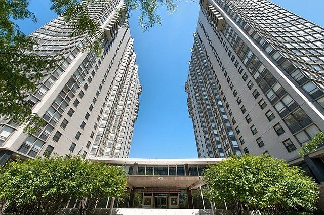 5701 N Sheridan Rd, Unit 26D in Chicago, IL - Building Photo