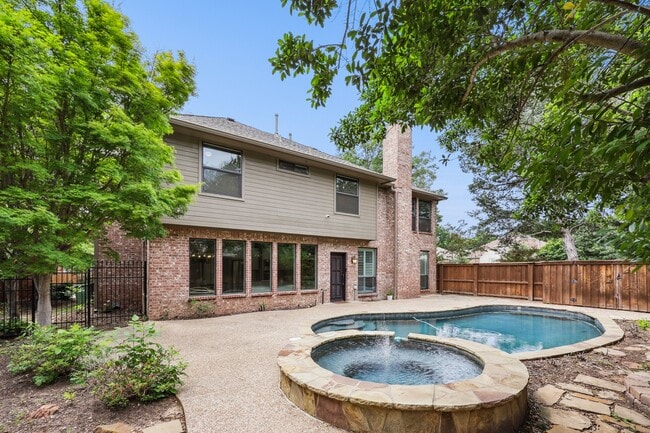 2712 Compton Ct in Flower Mound, TX - Foto de edificio - Building Photo