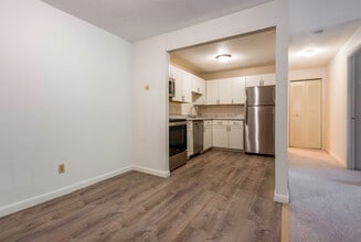 Ledgewood Court Apartments in Worcester, MA - Building Photo - Building Photo