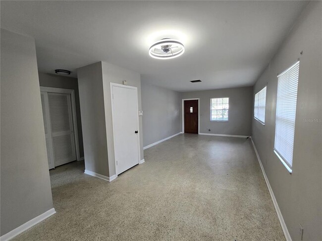 215 Clemons Rd in Brandon, FL - Foto de edificio - Building Photo