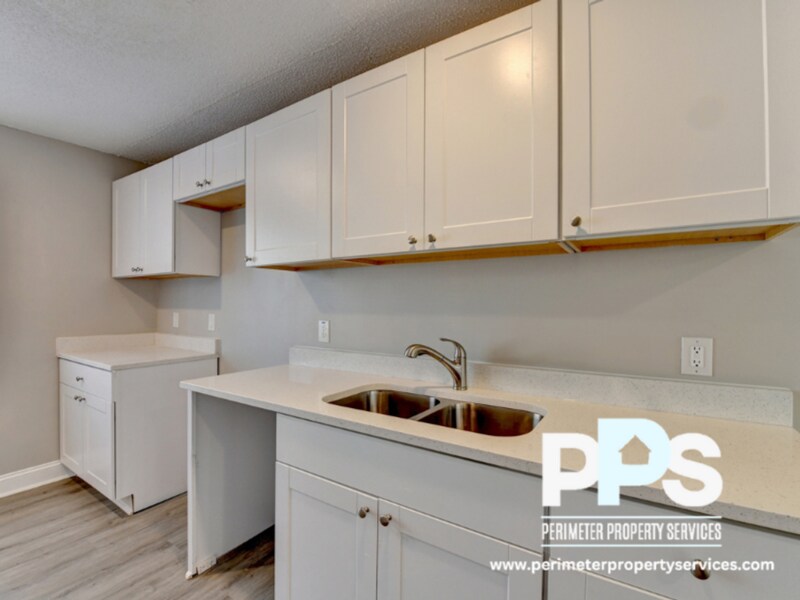 390 W Lake Ave NW in Atlanta, GA - Building Photo