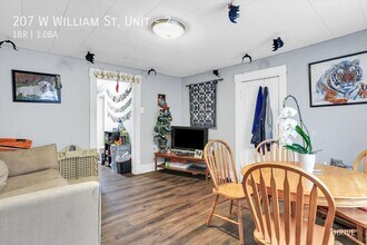 207 W William St in Champaign, IL - Building Photo - Building Photo