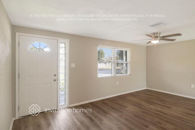 10801 Corinth St in Port Richey, FL - Foto de edificio - Building Photo