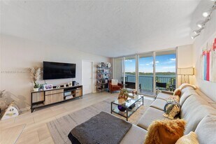 10350 W Bay Harbor Dr, Unit 6 in Bay Harbor Islands, FL - Building Photo