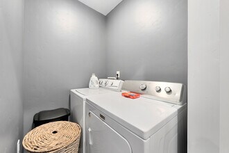 3228 Broadway, Unit A in Sacramento, CA - Foto de edificio - Building Photo