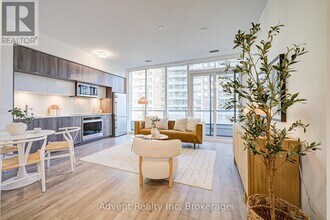 585-585 Bloor St E in Toronto, ON - Building Photo - Building Photo