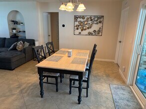 302 SE Lancaster Ave in Port St. Lucie, FL - Foto de edificio - Building Photo