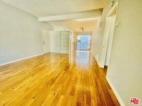 941 N San Vicente Blvd, Unit 12 in West Hollywood, CA - Building Photo - Building Photo