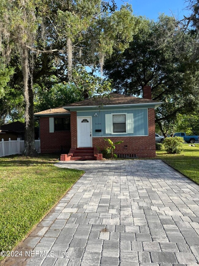 property at 5105 Hollycrest Dr