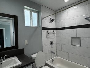 433 1/2 East 30th Street in Los Angeles, CA - Building Photo - Building Photo