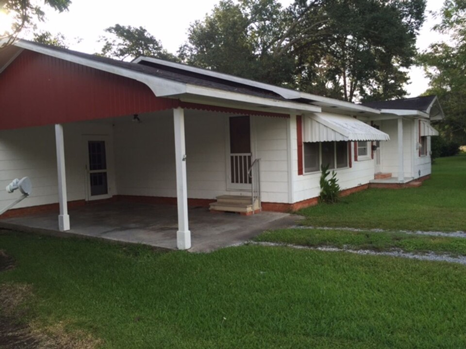 1704 W Port St in Abbeville, LA - Building Photo