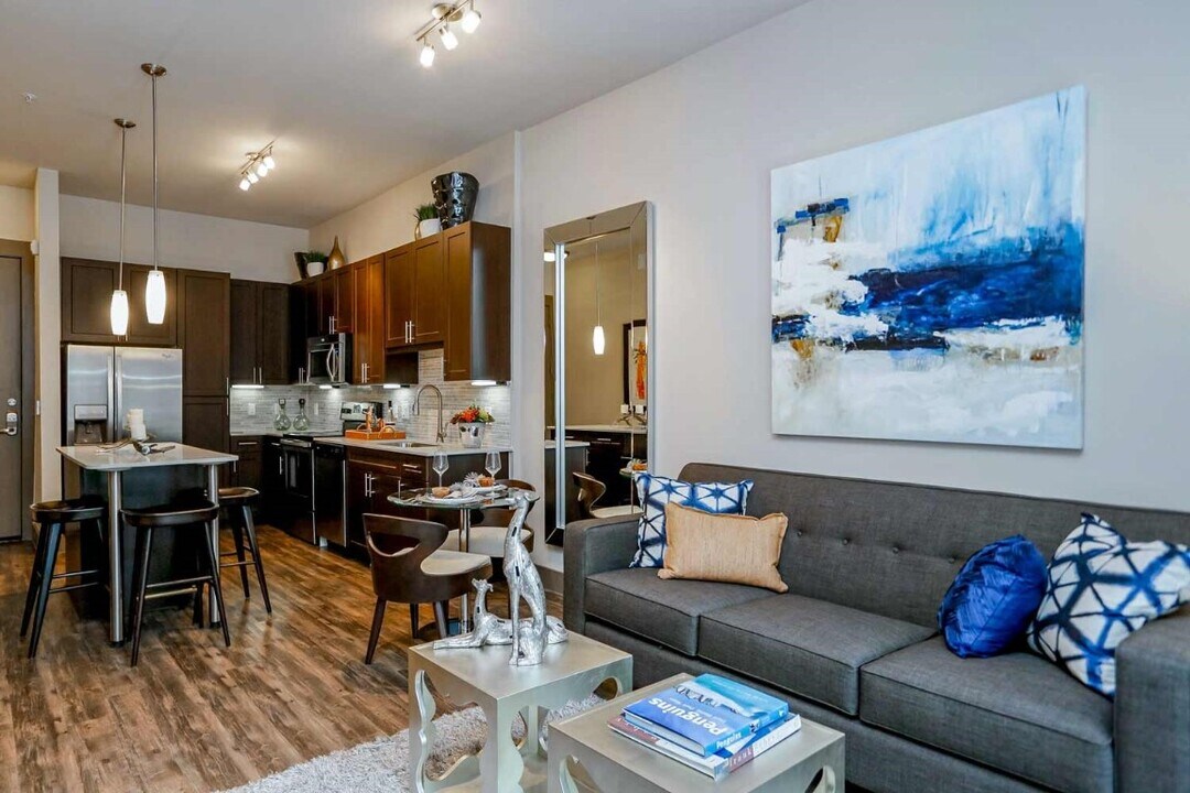 2033 S Gessner Rd in Houston, TX - Building Photo