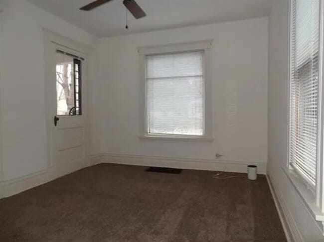 320 N Dodge St in Iowa City, IA - Building Photo - Building Photo