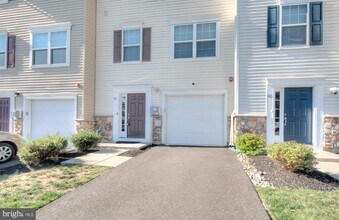 58 Iron Gate Rd in Gloucester Township, NJ - Foto de edificio - Building Photo